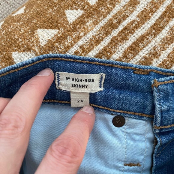 Madewell High-Rise skinny jeans with distressed knees and hem - Picture 7 of 9